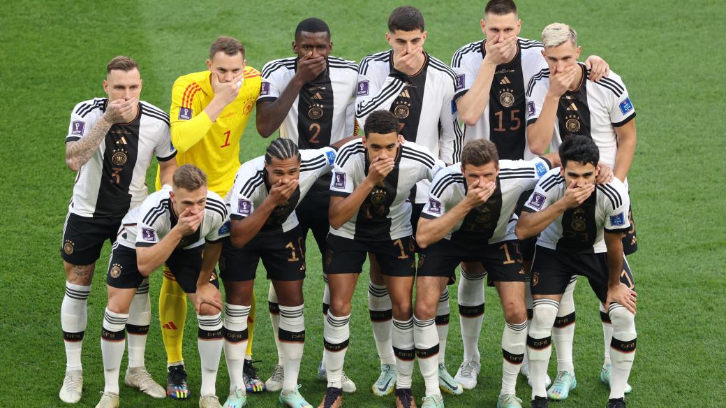 Fotbalisté Německa před zápasem proti Japonsku udělali gesto, kterým odsoudili chování FIFA