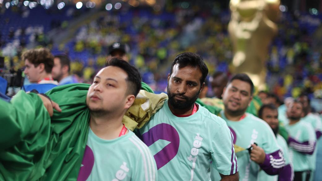 Dobrovolníci na mistrovství světa v Kataru pomáhají úspěšnému průběhu šampionátu