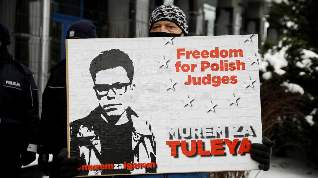 Protestující na podporu Igora Tuleyi v polské Varšavě v lednu 2021