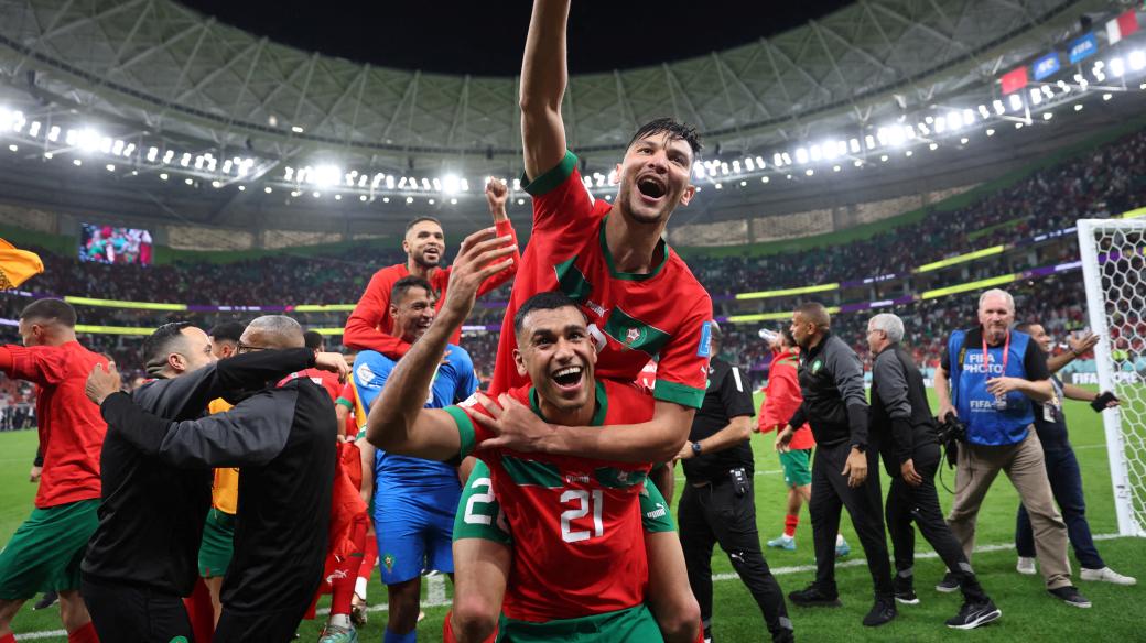Fotbalisté Maroka slaví postup do semifinále mistrovství světa. Jejich fanoušci byli během celého šampionátu ve velkolepé euforii