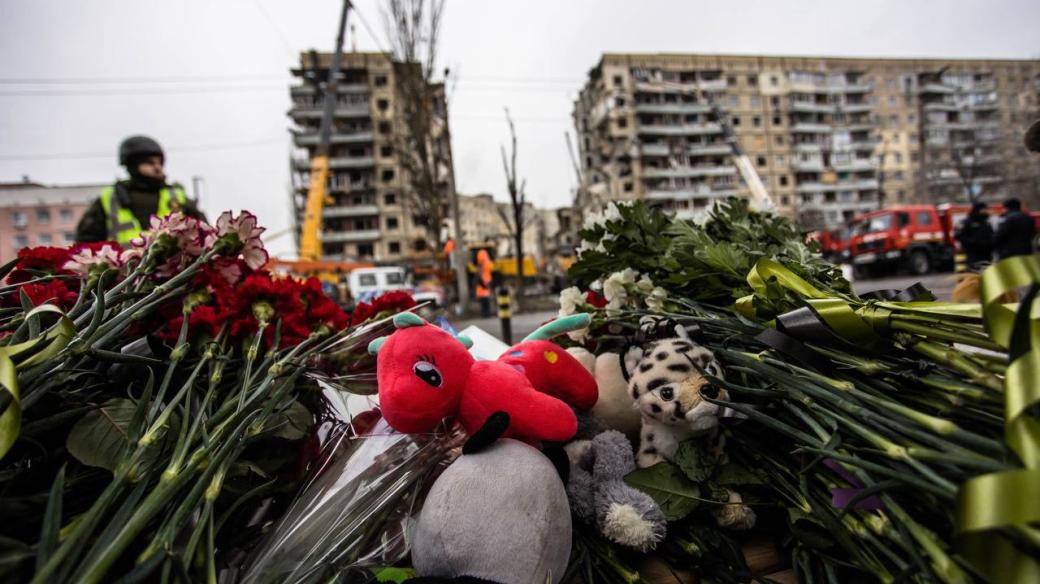 Květiny na místě dopadu rakety v ukrajinském Dnipru