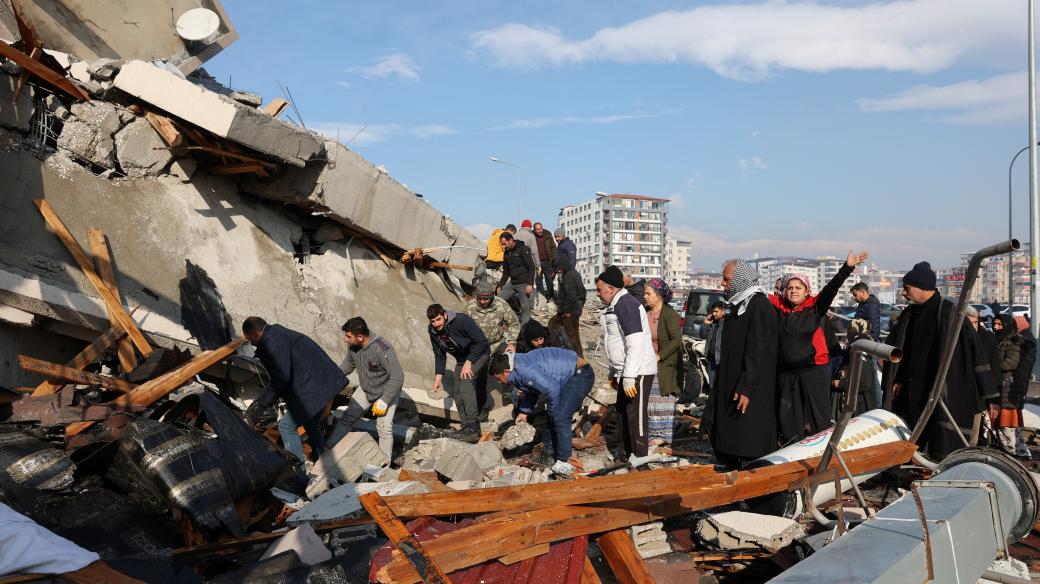 Lidé pátrají po přeživších po zemětřesení v městě Hatay