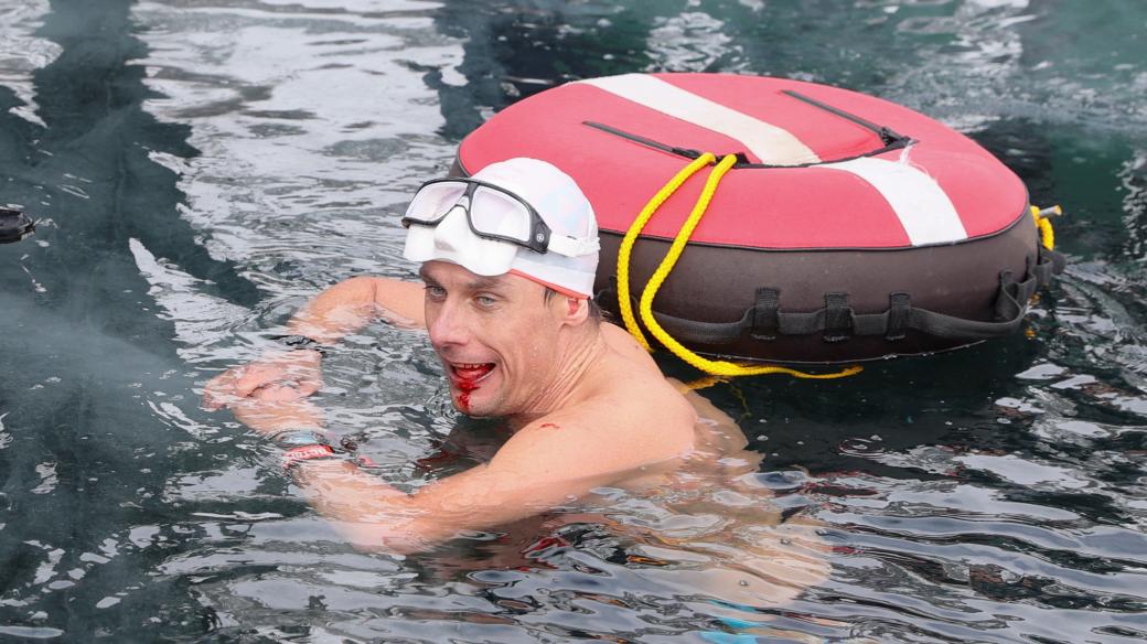 Dokázal to. David Vencl se jako první člověk na světě potopil bez neoprenu a na jeden nádech do hloubky 52 metrů