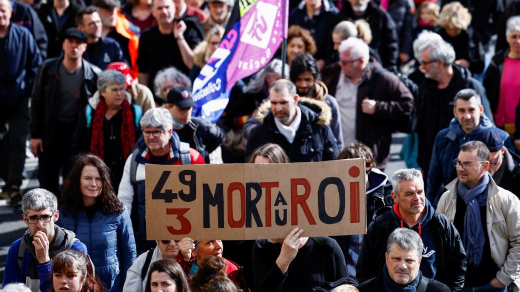 Ve Francii probíhají protesty proti důchodové reformě, v rámci které se má zvýšit věk odchodu do penze z 62 na 64 let
