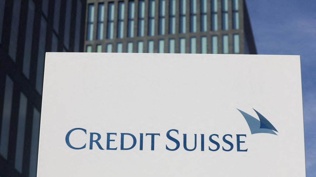 Logo u budovy banky Credit Suisse v Curychu