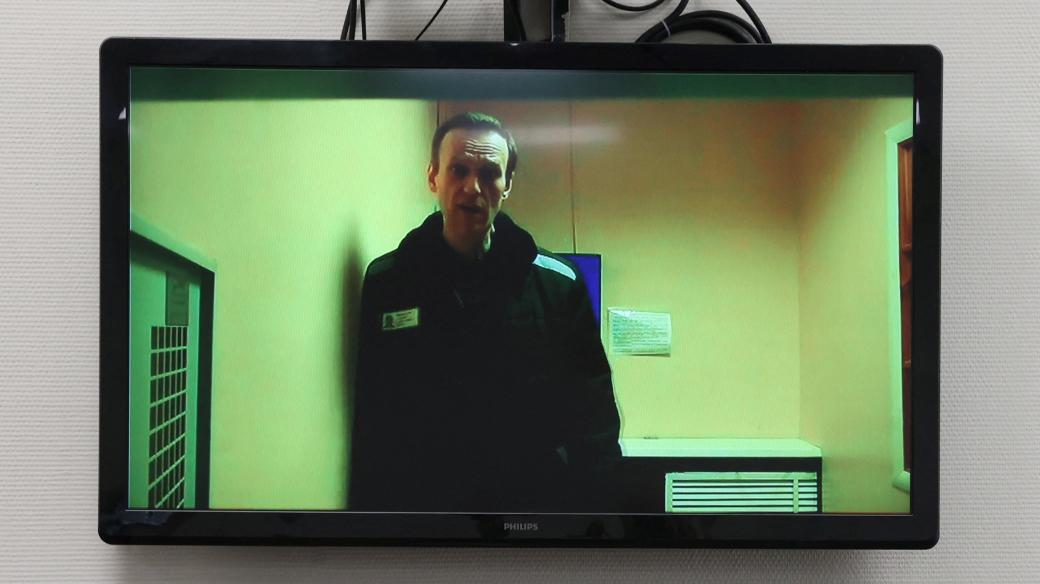 Alexej Navalnyj, který byl ke slyšení u soudu v Moskvě připojen přes video