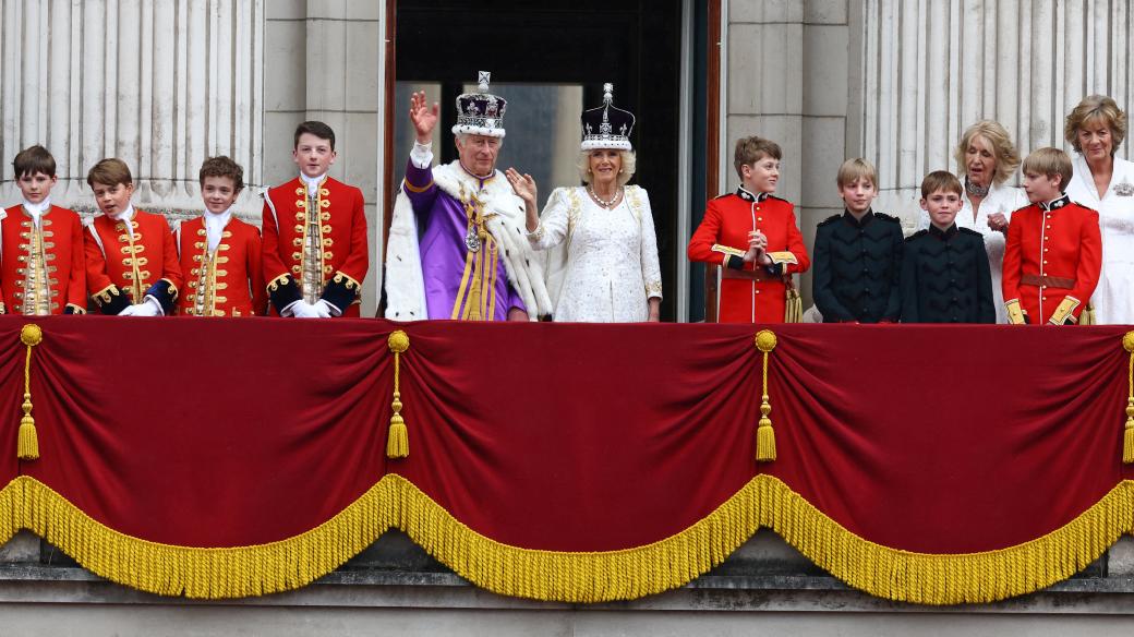 Dav, který se sešel před Buckinghamským palácem, přišel z balkonu paláce pozdravit královský pár