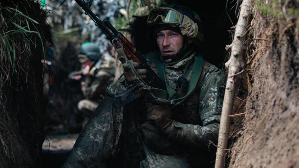 Ukrajinští vojáci čekají v zákopech na jarní ofenzivu