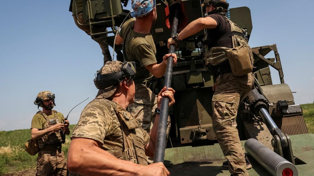 Ukrajinští vojáci se připravují na střelbu z houfnice u města Bachmut