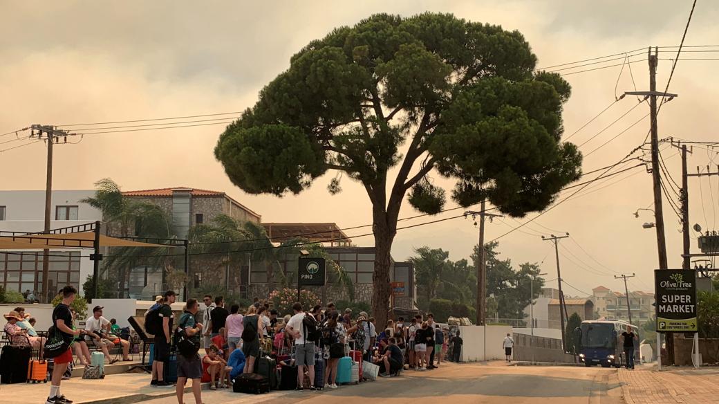 Evakuace turistů poblíž města Lindos na ostrově Rhodos