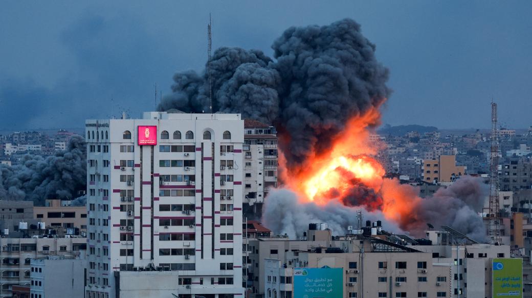 Kouř a plameny po útoku izraelských sil na výškovou budovu ve městě Gaza