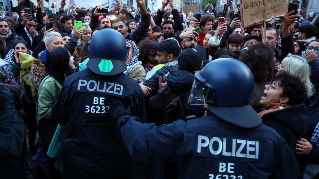 Policejní potyčky s propalestinskými demonstranty v Berlíně