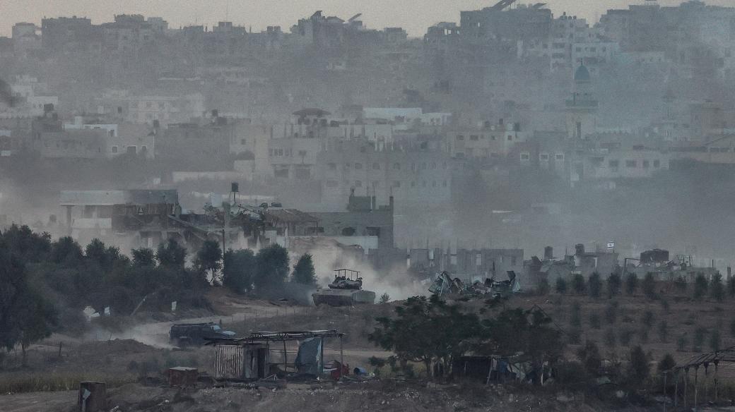 Manévry izraelských tanků v Gaze z jihu Izraele