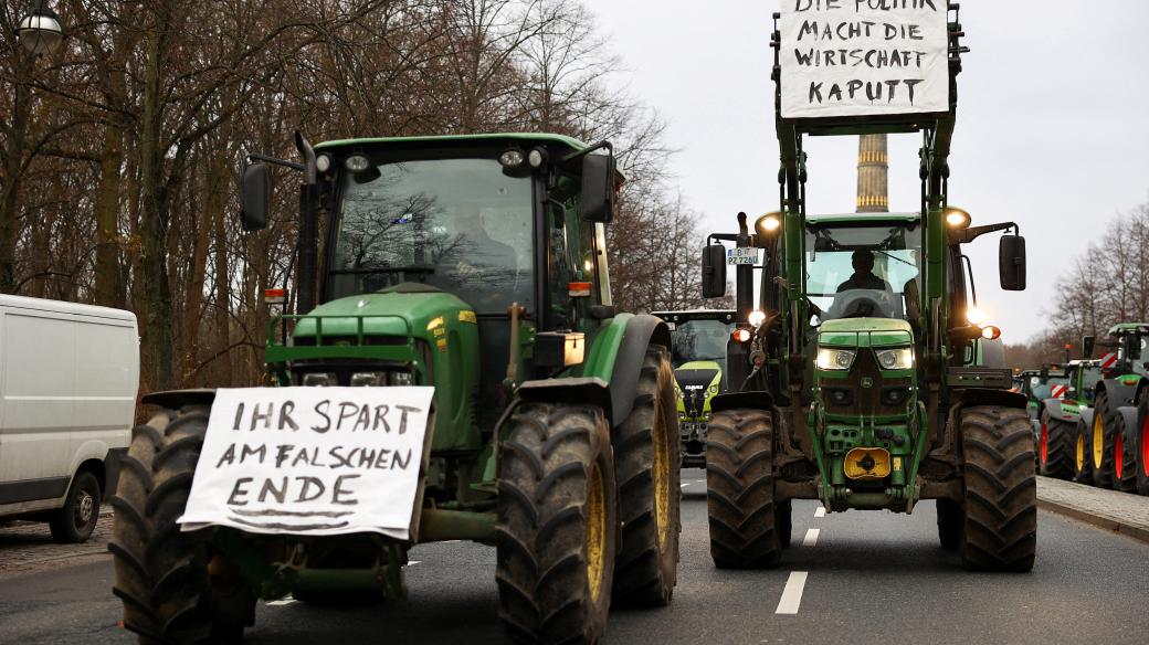 Němečtí farmáři protestují proti vládním škrtům
