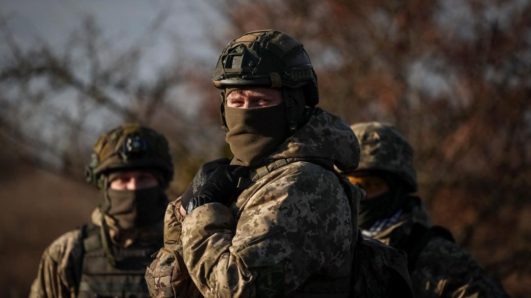 Ukrajinský voják z jednotky protivzdušné obrany se dívá na útok Ruska na Ukrajinu nedaleko Kyjeva
