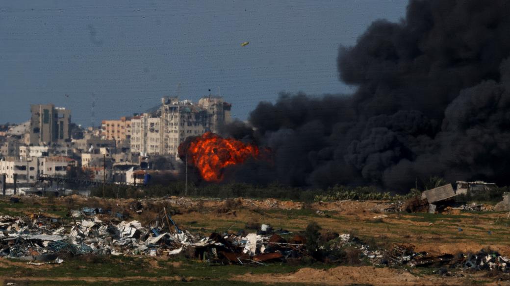 Izrael při svých vojenských operacích v Gaze neprojevil „žádné zábrany“, uvádí prohlášení