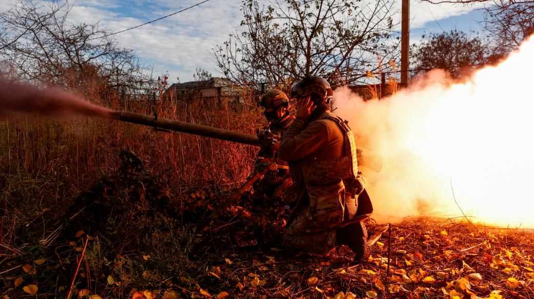 Ukrajinští vojáci na frontě v Avdijivce