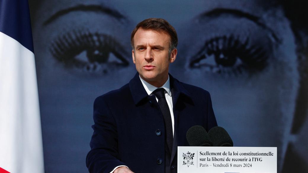 Francouzský prezident Emmanuel Macron během slavnostního aktu změny francouzské ústavy, ve které je nově zakotveno právo na interrupci