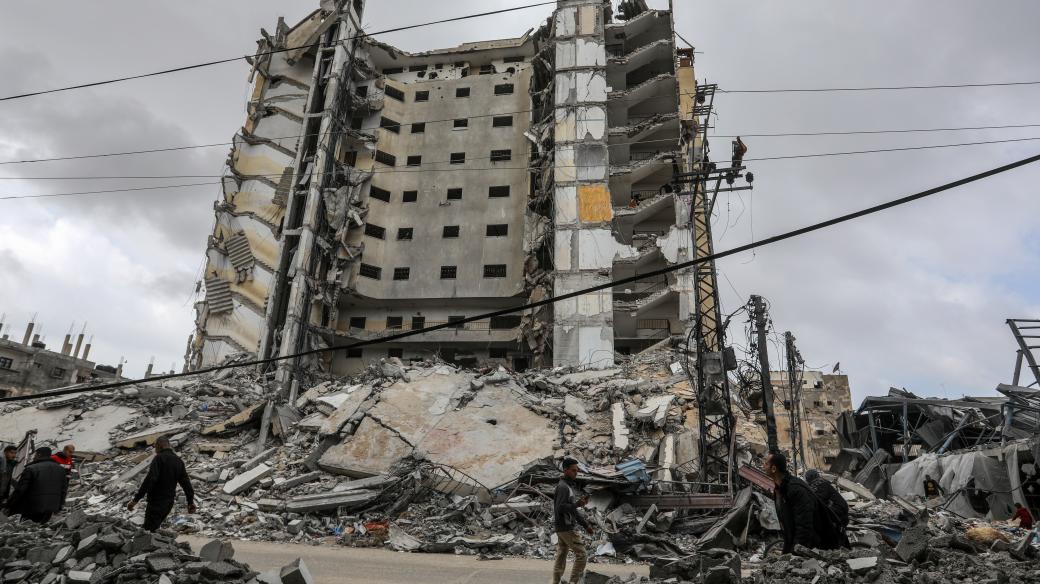 Poškozená budova ve městě Rafah