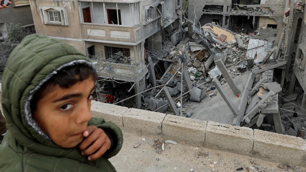 Palestinský chlapec pozoruje následky izraelského útoku ve městě Rafáh