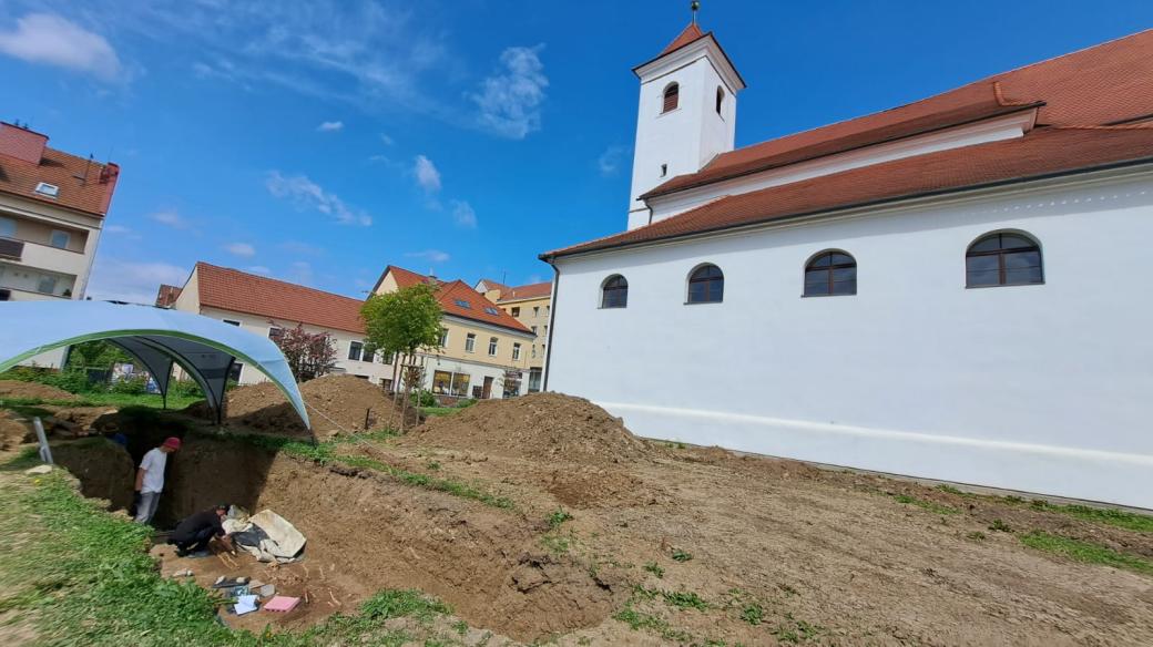 Kostel Mistra Jana Husa, Uherský Brod, archeologové odkryli středověké pohřebiště