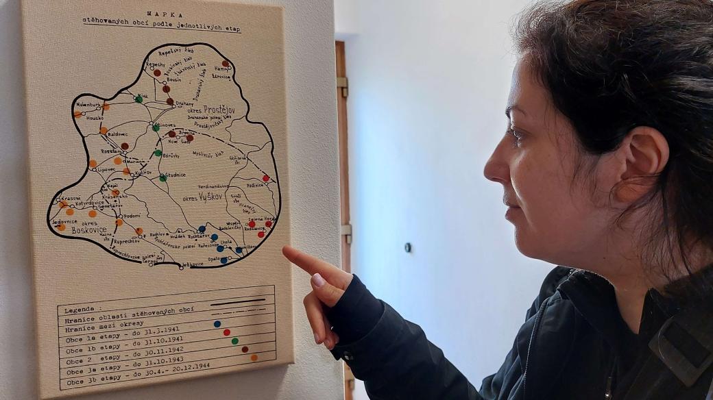 Historička Dana Vedra u mapky znázorňující etapy vysídlení Drahanské vrchoviny