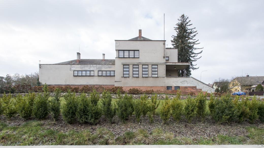 Bývalá malotřídní Masarykova škola od architekta Karla Řepy ve Chvaleticích