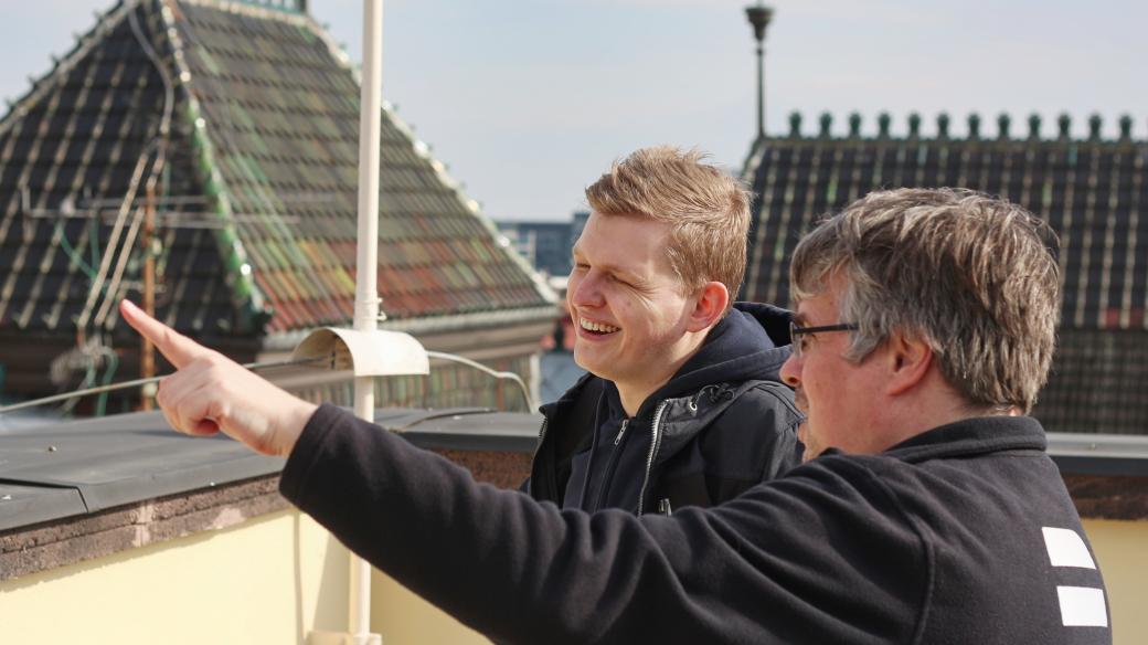 Marcel Peterka s Milošem Šenkýřem na střeše brněnského rozhlasu