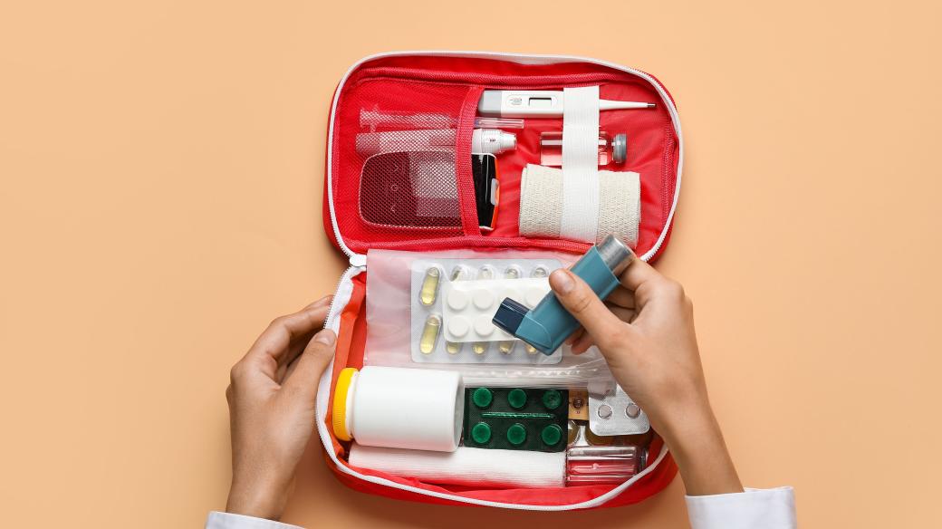 Lékárnička, inhalátor, léky