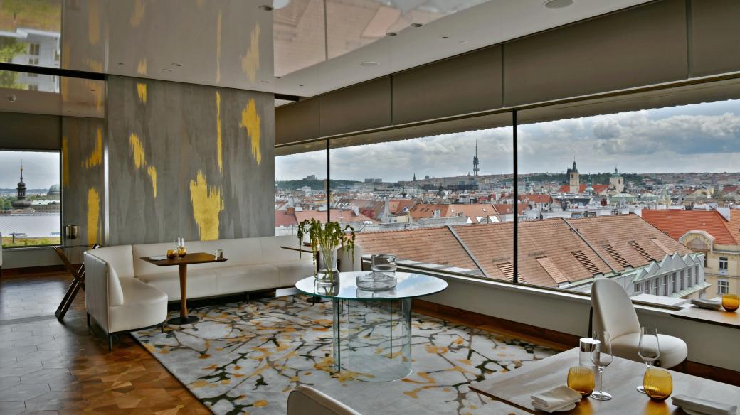 Restaurace Zlatá Praha s výhledem na Staré Město