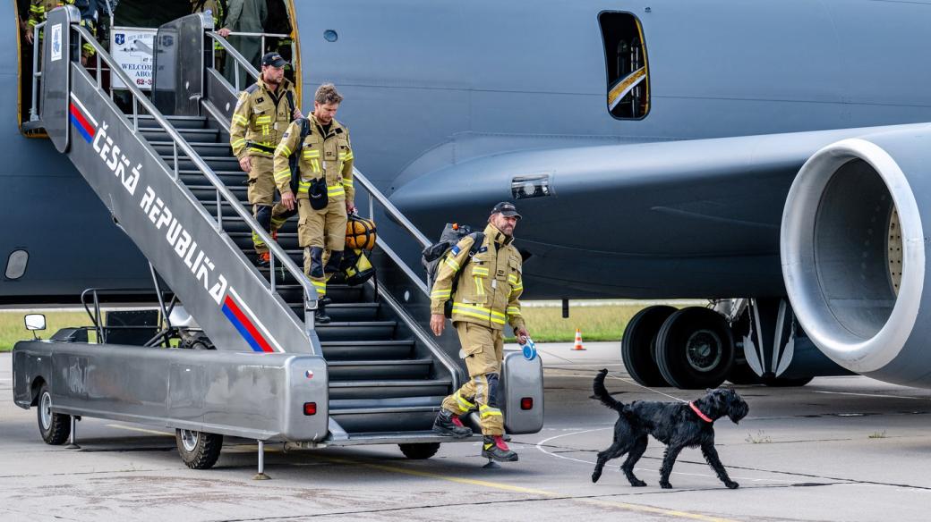 Čeští hasiči vystupují na letišti v Pardubicích po příletu z Texasu
