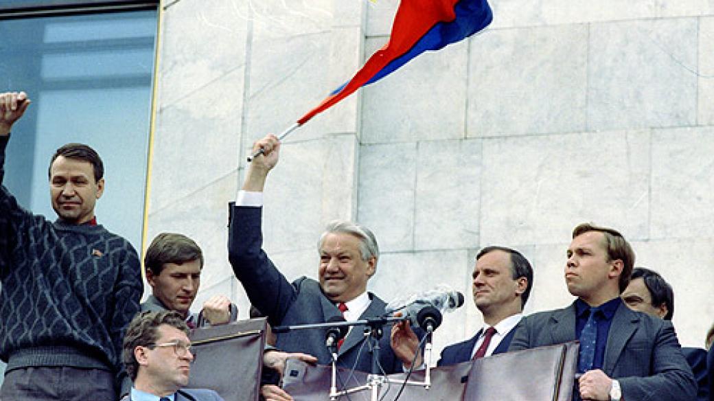 Boris Jelcin vystupuje 22. srpna 1991 na shromáždění před moskevským Bílým domem.