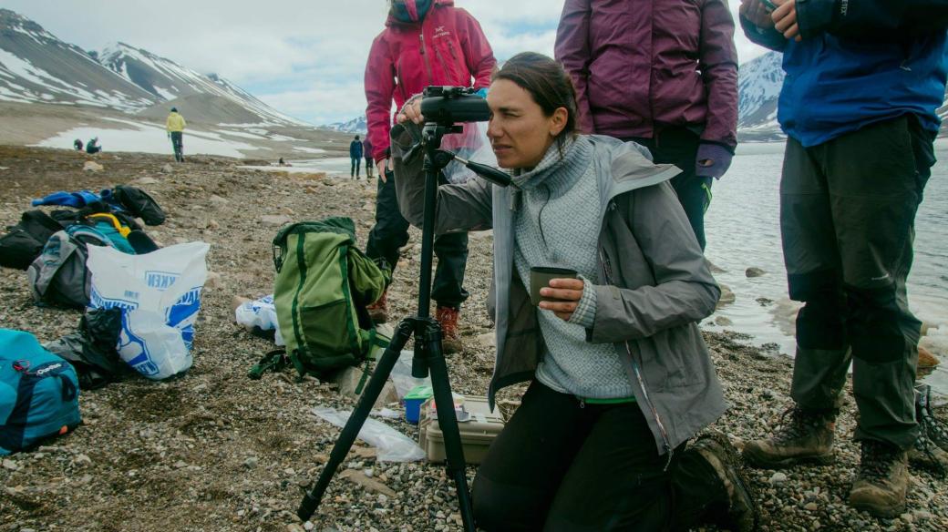 Bioložka Marie Šabacká během průzkumu ledovců