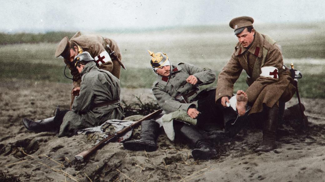 Dva ruští příslušníci Červeného kříže ošetřují zraněné německé vojáky na východní frontě (1915)