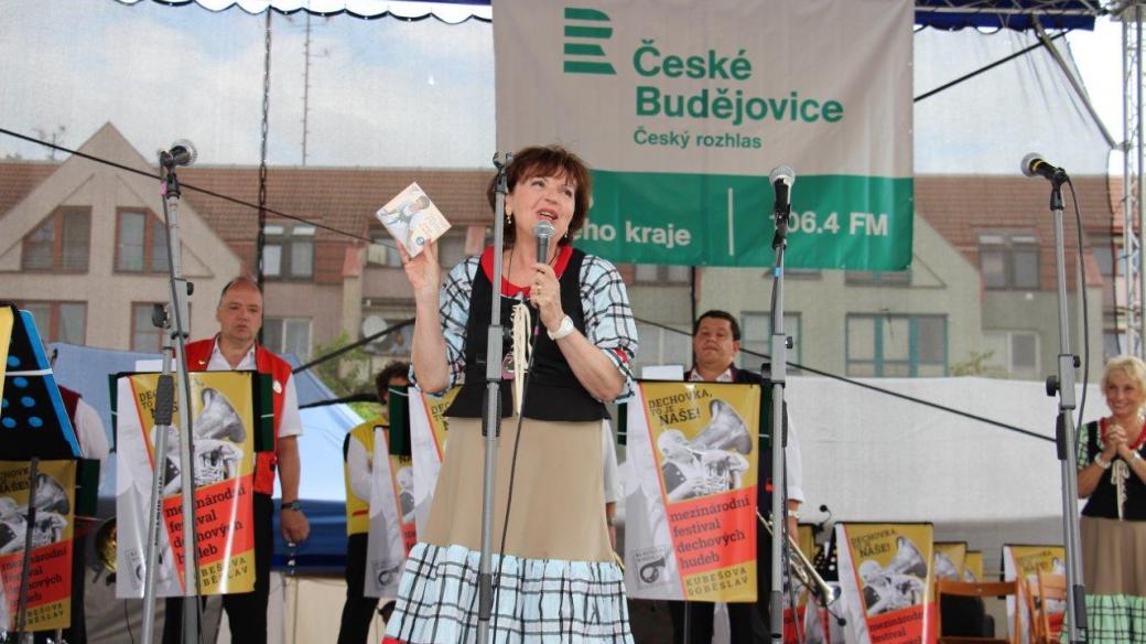 Mezinárodní festival dechových hudeb Kubešova Soběslav 2021, zpěvačka Veselky Blanka Tůmová přijala gratulace ke kulatým 70. narozeninám