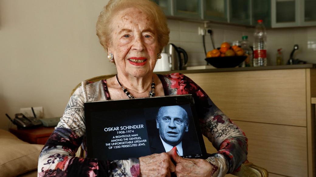 Mimi Reinhardtová, židovská sekretářka Oskara Schindlera, s jeho fotografií v roce 2019