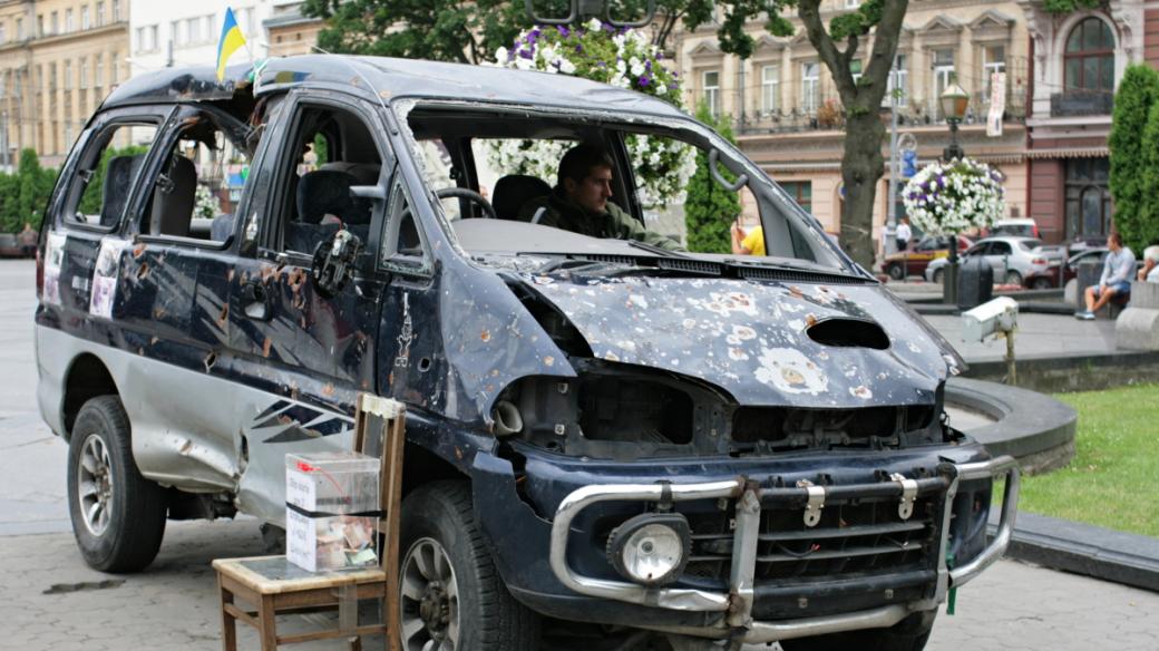 Automobil dobrovolníků zasažený palbou separatistů s kasičkou na příspěvky dobrovolníkům