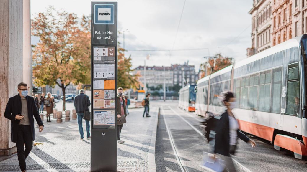 Od 30. září je na tramvajové zastávce Palackého náměstí nainstalován prototyp nového zastávkového označníku pro Prahu, který vytvořili designéři ze studia Olgoj Chorchoj