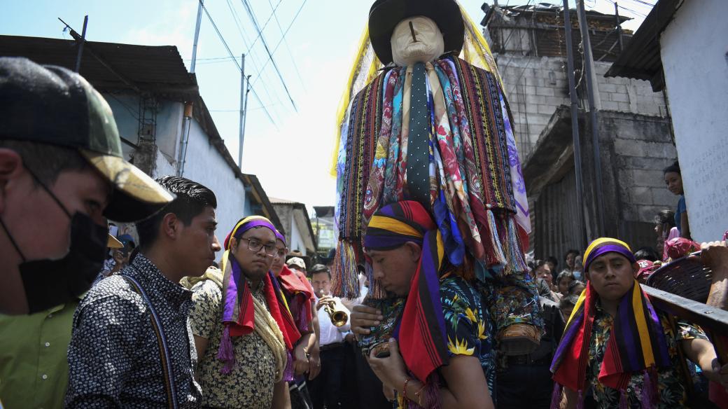 Mayové v Guatemale během svátečního průvodu