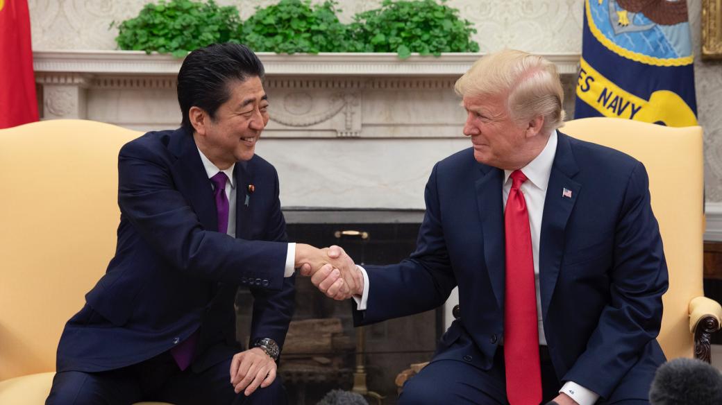 Japonský premiér Šinzó Abe a americký prezident Donald Trump