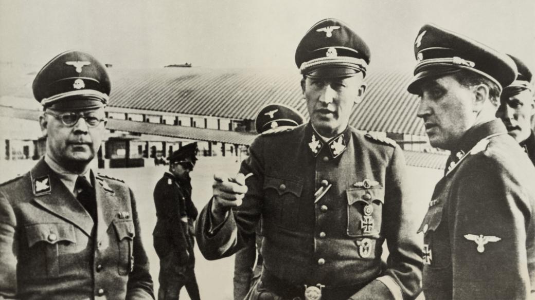 Zleva Karl Oberg, uprostřed Reinhard Heydrich a vpravo Helmut Knochen na pařížském letišti