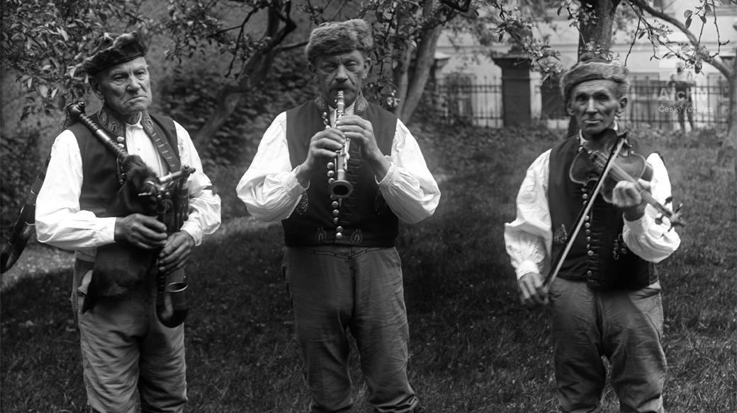 Fotografie z natáčení rozhlasového folkloristického pořadu o svatbě na Slovácku (červen 1933)