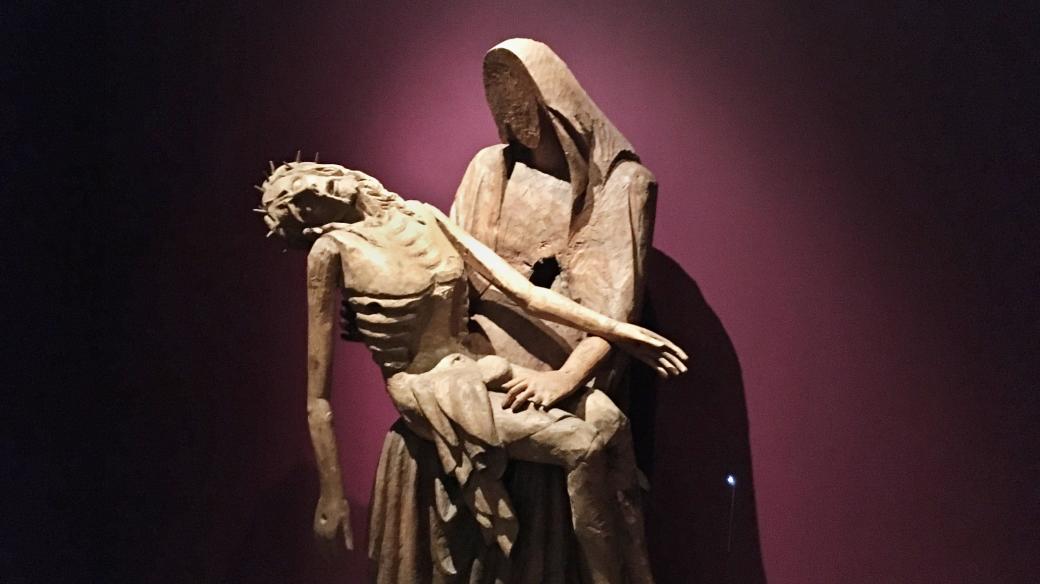 Pieta je nejstarším gotickým skvostem v galerii výtvarného umění v Chebu, pochází z období kolem roku 1350