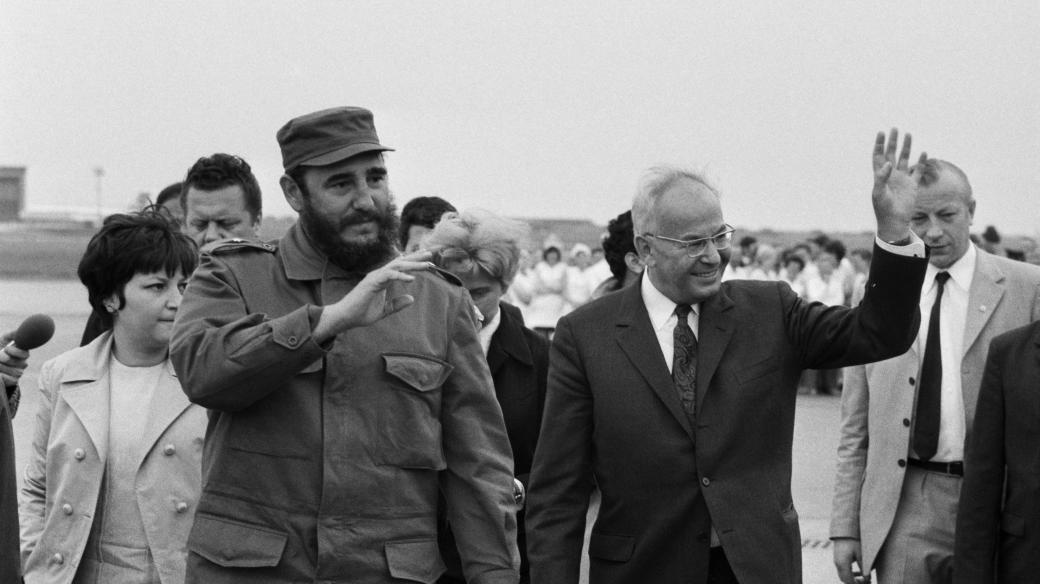 Kubánský prezident Fidel Castro na oficiální návštěvě Československa v roce 1972. Vpravo prezident ČSSR Gustáv Husák