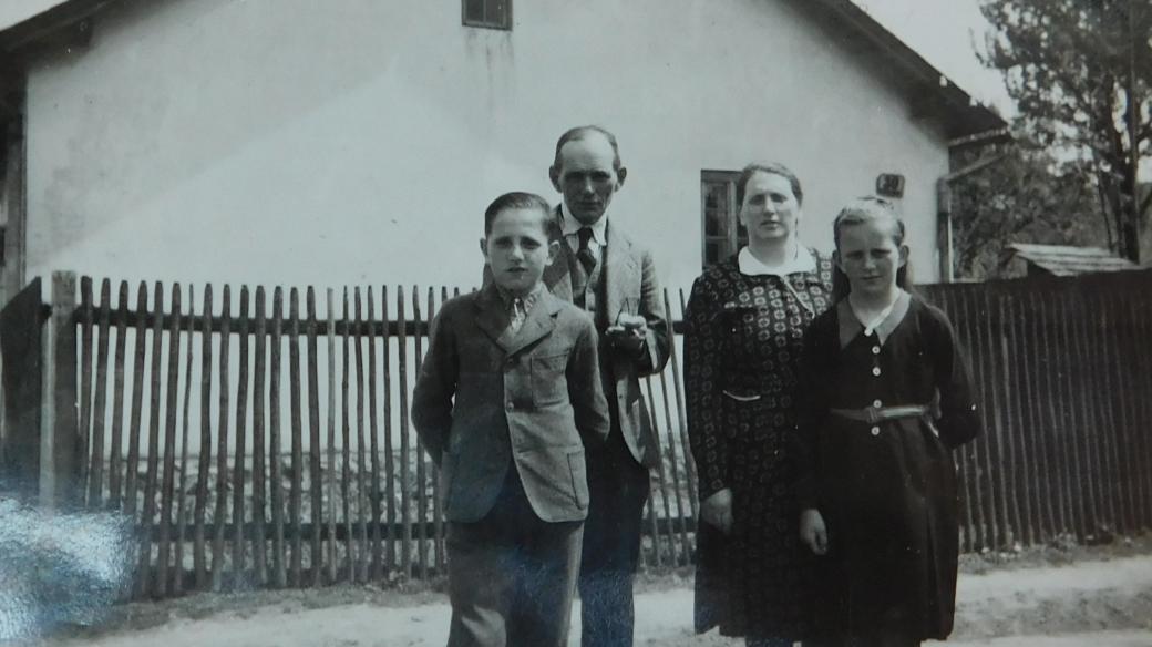 Vladimír Bernát s rodiči a sestrou Věrou v Mohelnici
