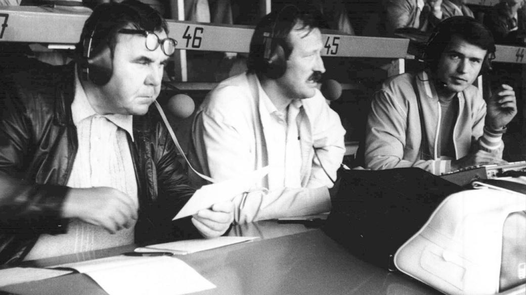 Václav Svoboda (vlevo) při komentování fotbalového zápasu (1985)