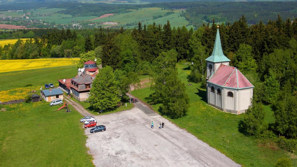 Raisova chata a kostel sv. Jana Nepomuckého na Zvičině