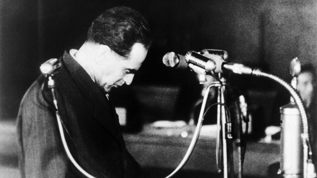 Rudolf Slánský před senátem státního soudu v Praze. Ve dnech 20. až 27. listopadu 1952 se konal proces s vedením protistátního spikleneckého centra v čele s Rudolfem Slánským
