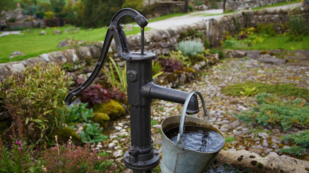 Studna, pumpa na vodu, zahrada