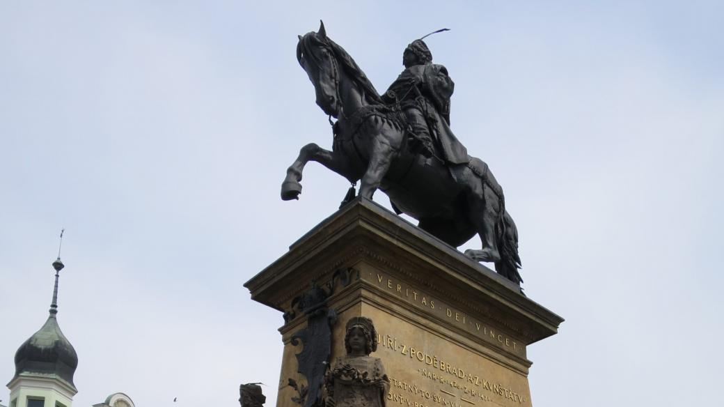 Jezdecká socha krále Jiřího na náměstí v Poděbradech